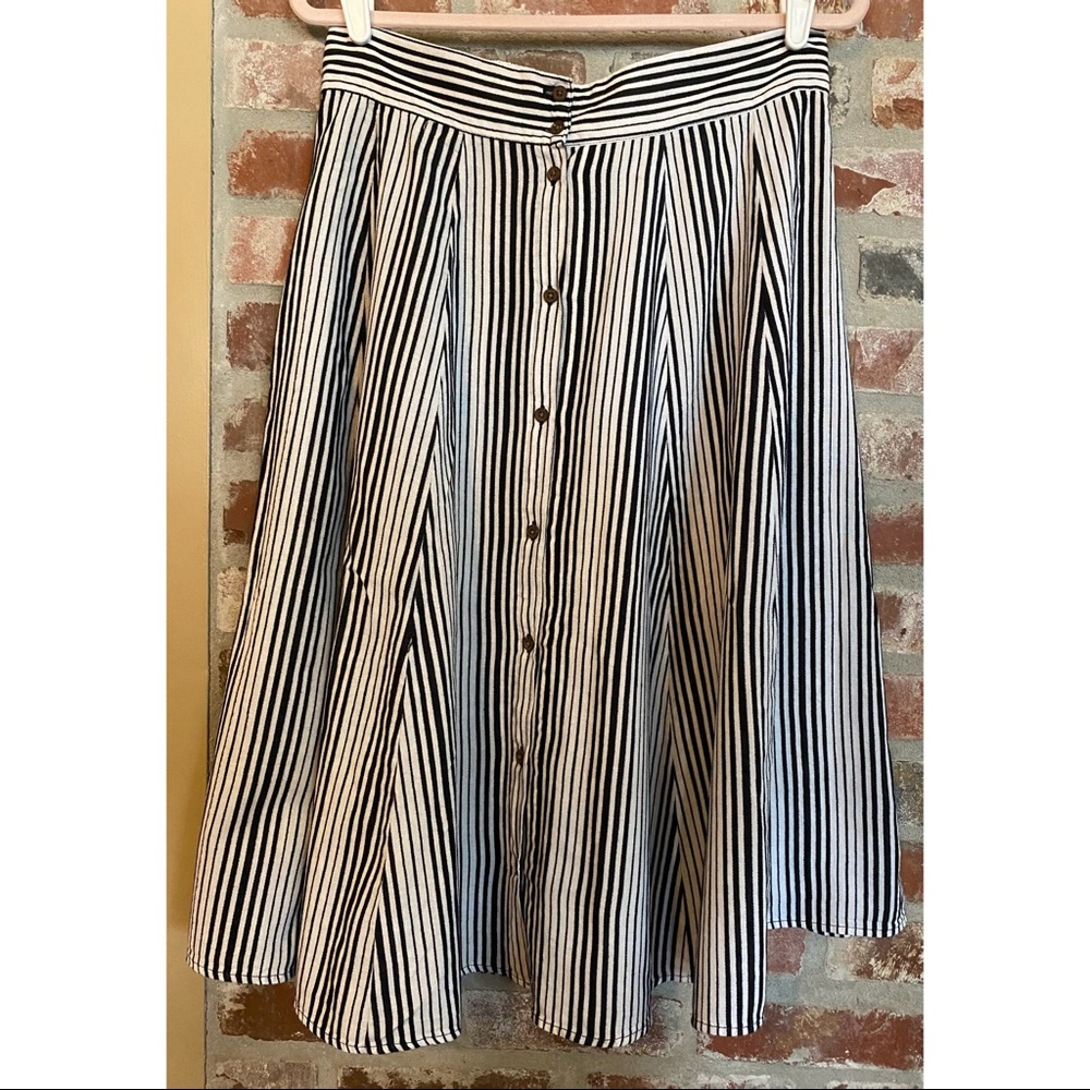 Universal Thread black and white skirt